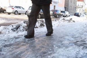 Чем посыпать лед зимой, чтобы не скользил?