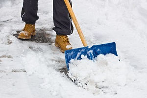 Что сделать, чтобы снег не прилипал к лопате