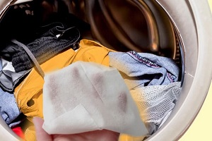 Зачем класть салфетку в стиральную машинку во время стирки?