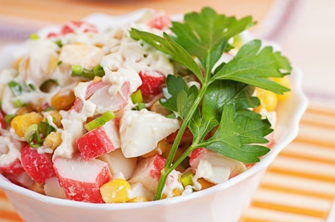 Как сделать салат с крабовыми палочками и кукурузой рецепт