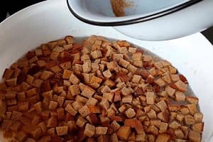 Подкормка рассады и взрослых растений хлебным настоем. Почему её нужно обязательно попробовать?