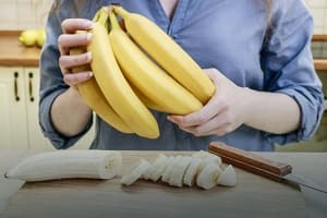 Как хранить бананы, чтобы они не чернели? Полезный лайфхак для хозяек