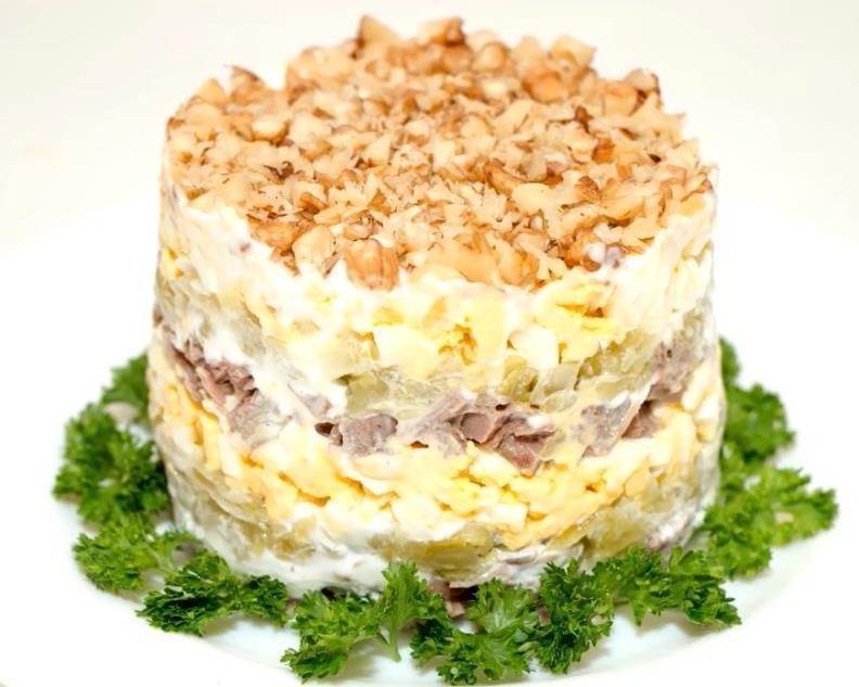 Салат с говядиной огурцом и грецким орехом Салат с говядиной огурцом и грецким орехом