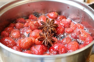 Варенье из клубники с целыми ягодами «пряная клубничка» — с корицей и бадьяном
