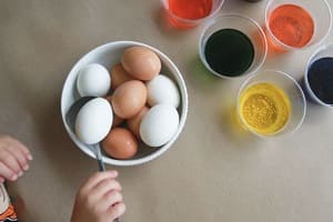 Как покрасить пасхальные яйца в чулках и получить необычные узоры?