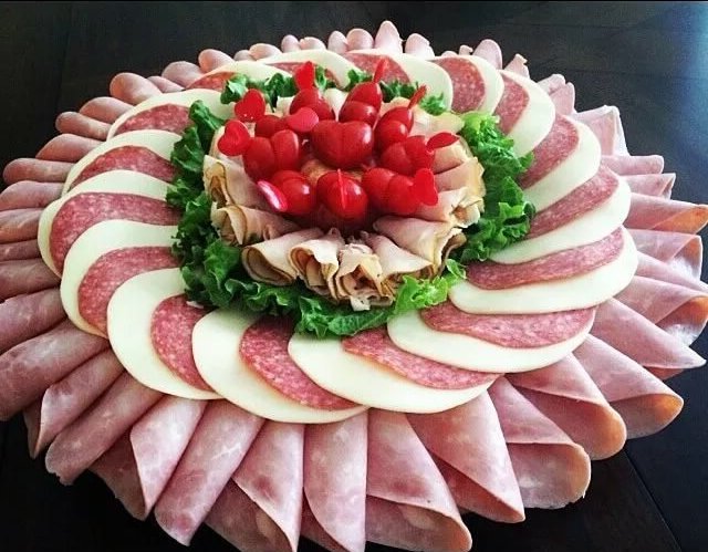 Мясная нарезка на стол – праздничное оформление нарезки из мяса