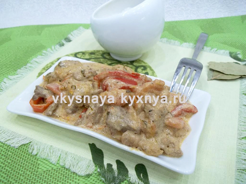 Рецепт салата в ананасе с креветками и курицей