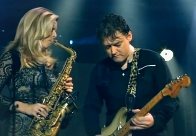 Кэнди далфер и дейв. Дэйв Стюарт и Кэнди Далфер. Candy Dulfer Dave Stewart. Синди Далфер и Дейв Стюарт. Кэнди Далфер и Дейв Стюарт фото.