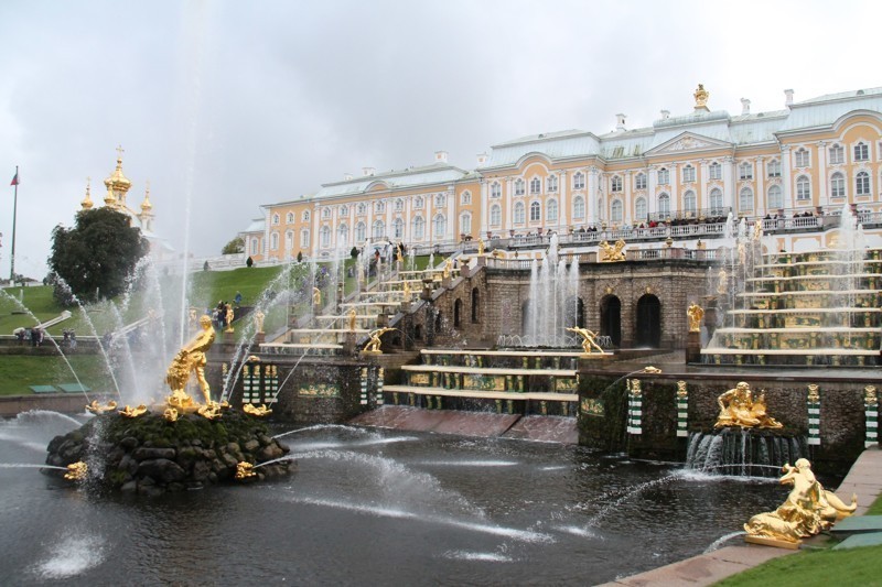 Петродворец в Петергофе осень