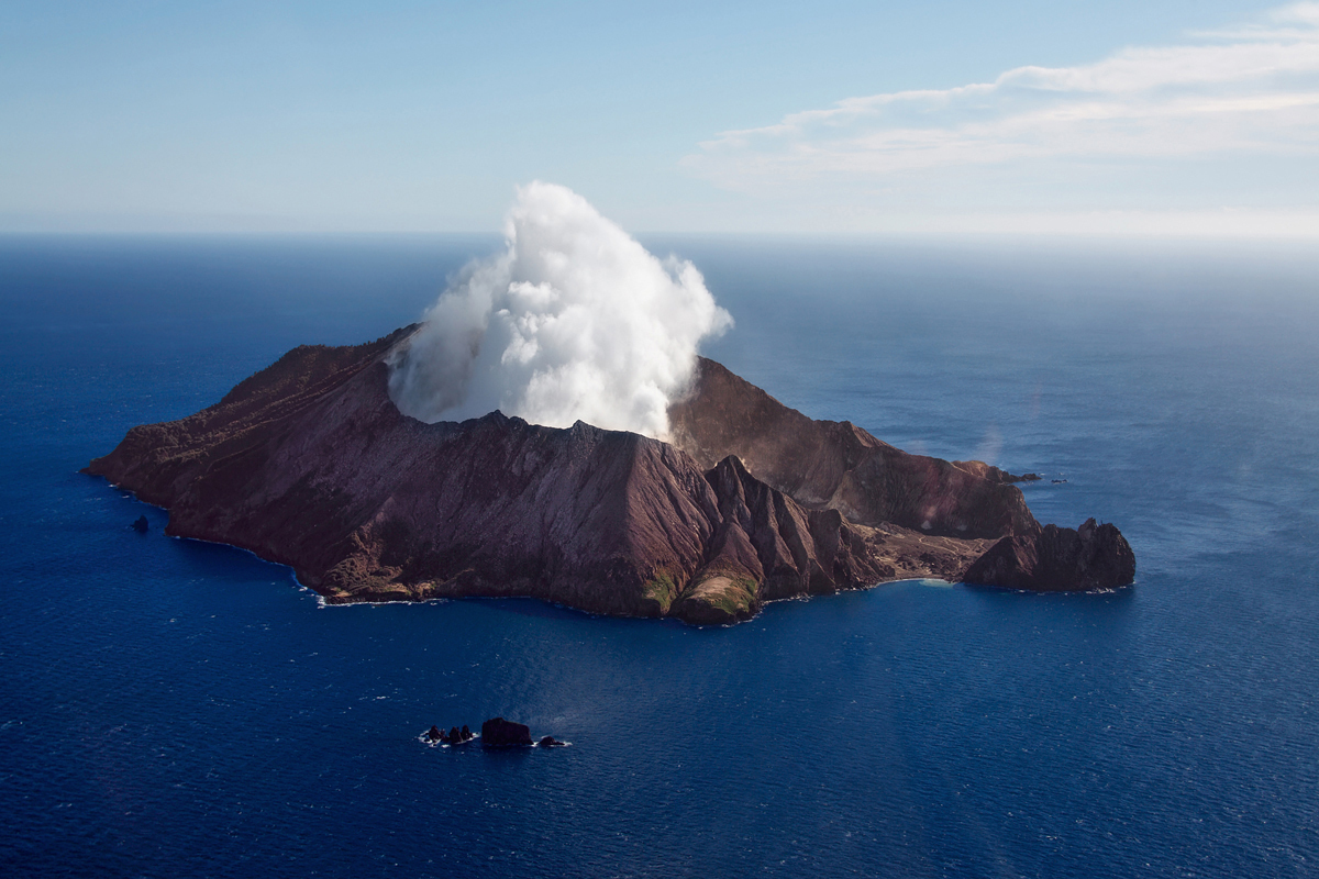 Вулканический остров в тихом океане. Остров с вулканом. Вулканические острова Тихого океана. Вулкан белый остров новая Зеландия. Вулкан Кракатау.