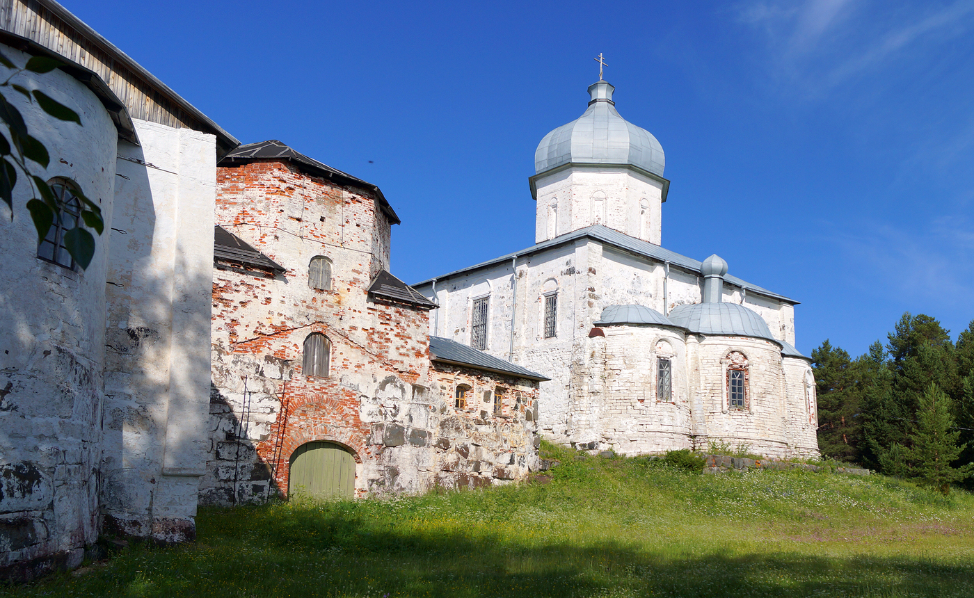 Онежский крестный монастырь
