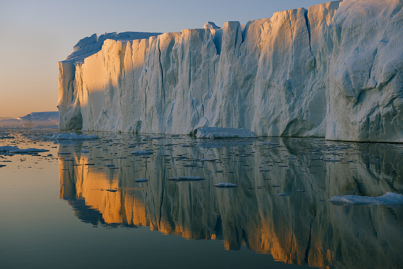 Длина реки гренландия. Ледниковый Фьорд Илулиссат. Ледниковый Феорд Иллулисат. Ледник Илулиссат Гренландия. Фьорд Илулиссат Гренландия.
