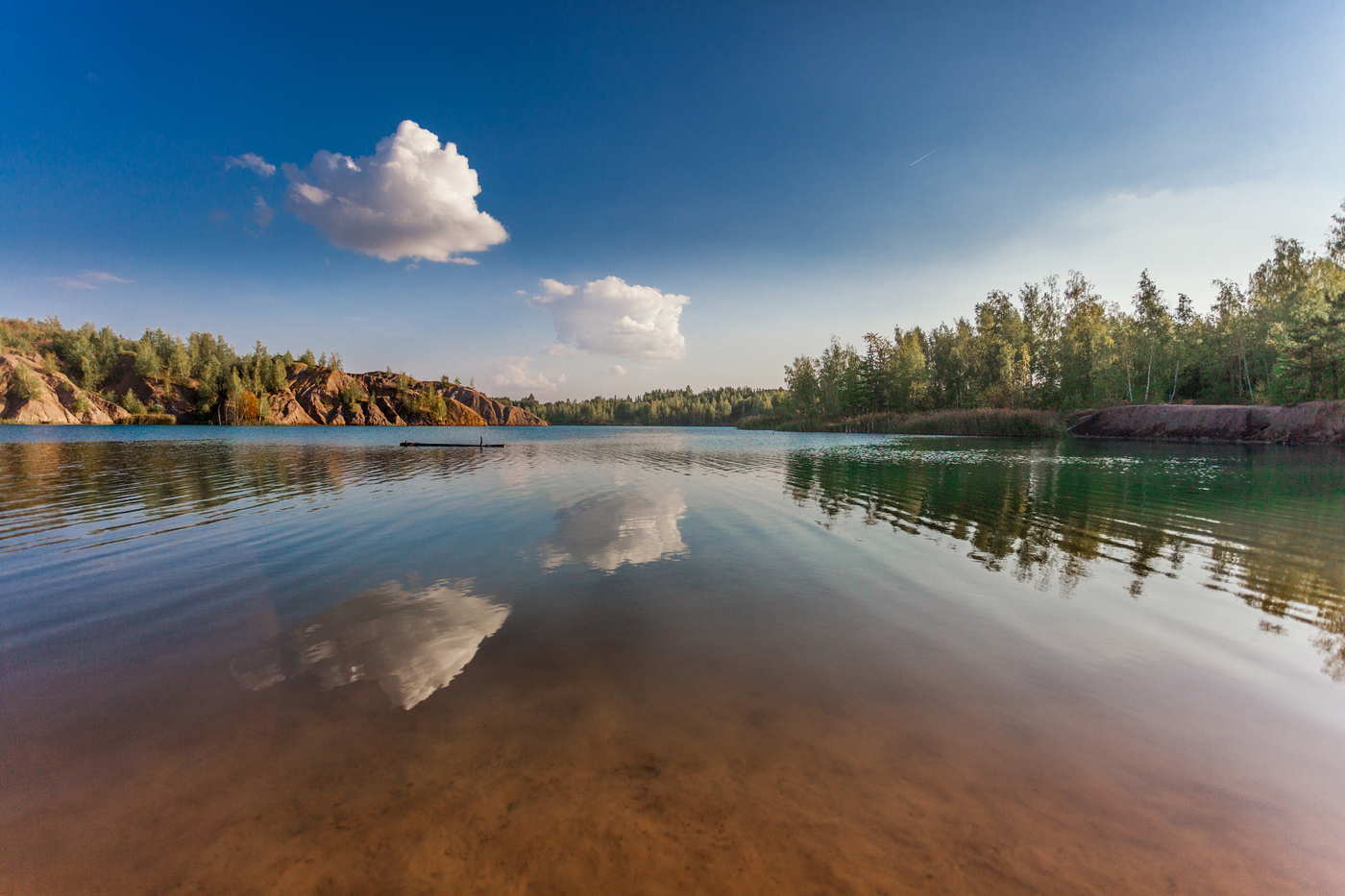 Русское озеро река гладь и велосипедист