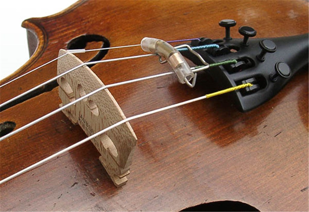 Скрипка имеет. Сурдина для скрипки dictum Sonstige 543211. Подставка под струны скрипки. Подставка для струн скрипки. Держатель струн для скрипки.