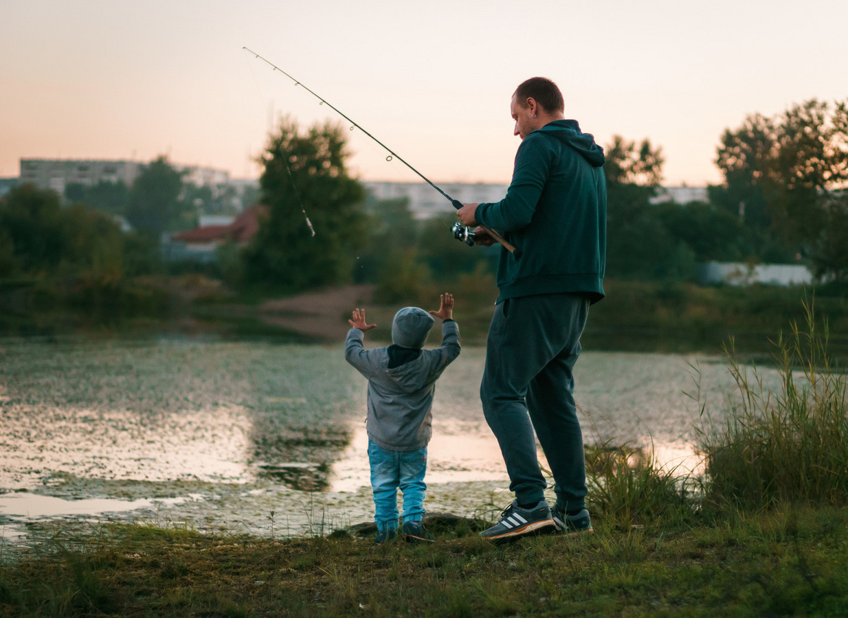 Папа с сыном рыбачат